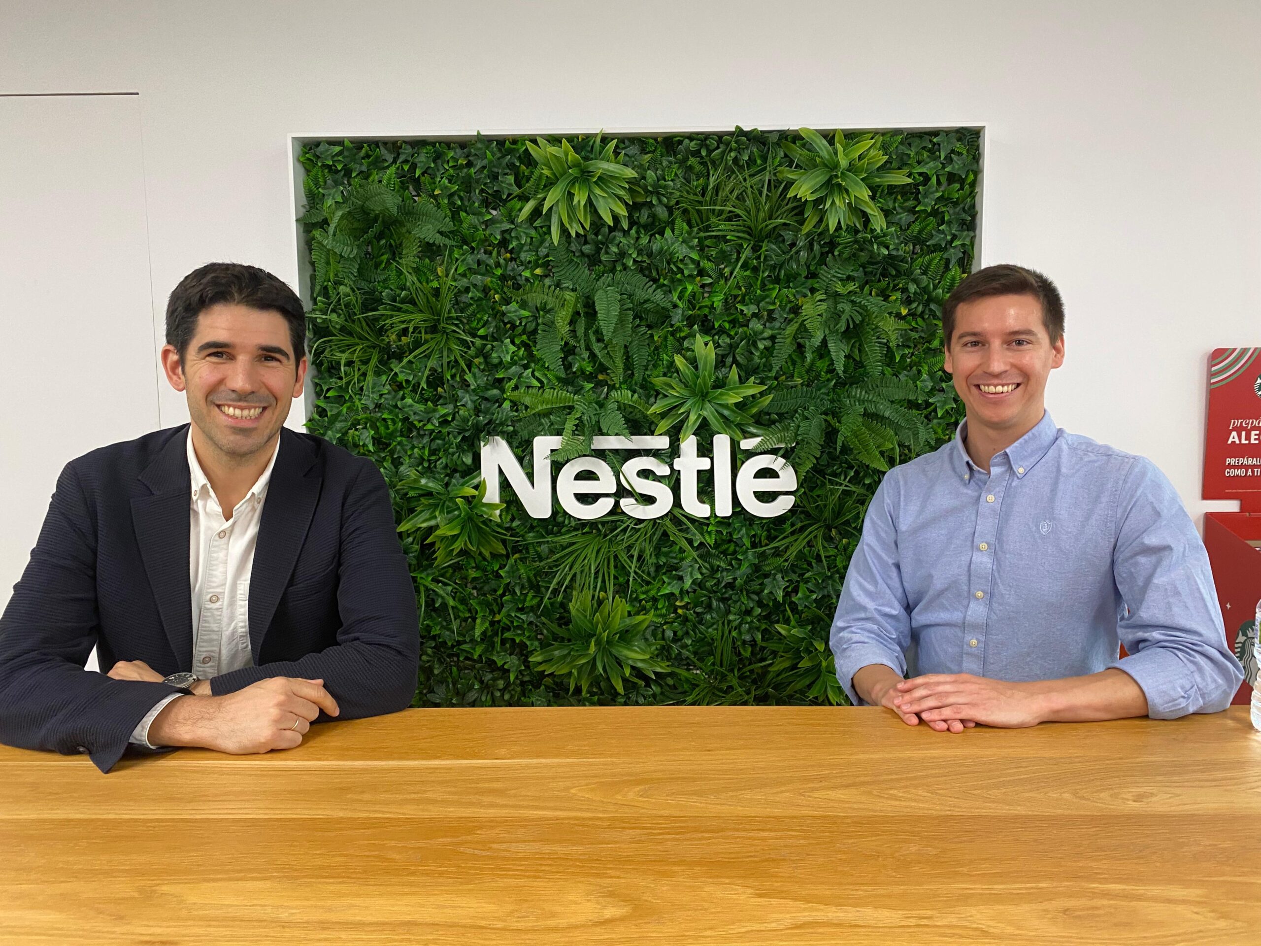 Alex reunido analizando datos