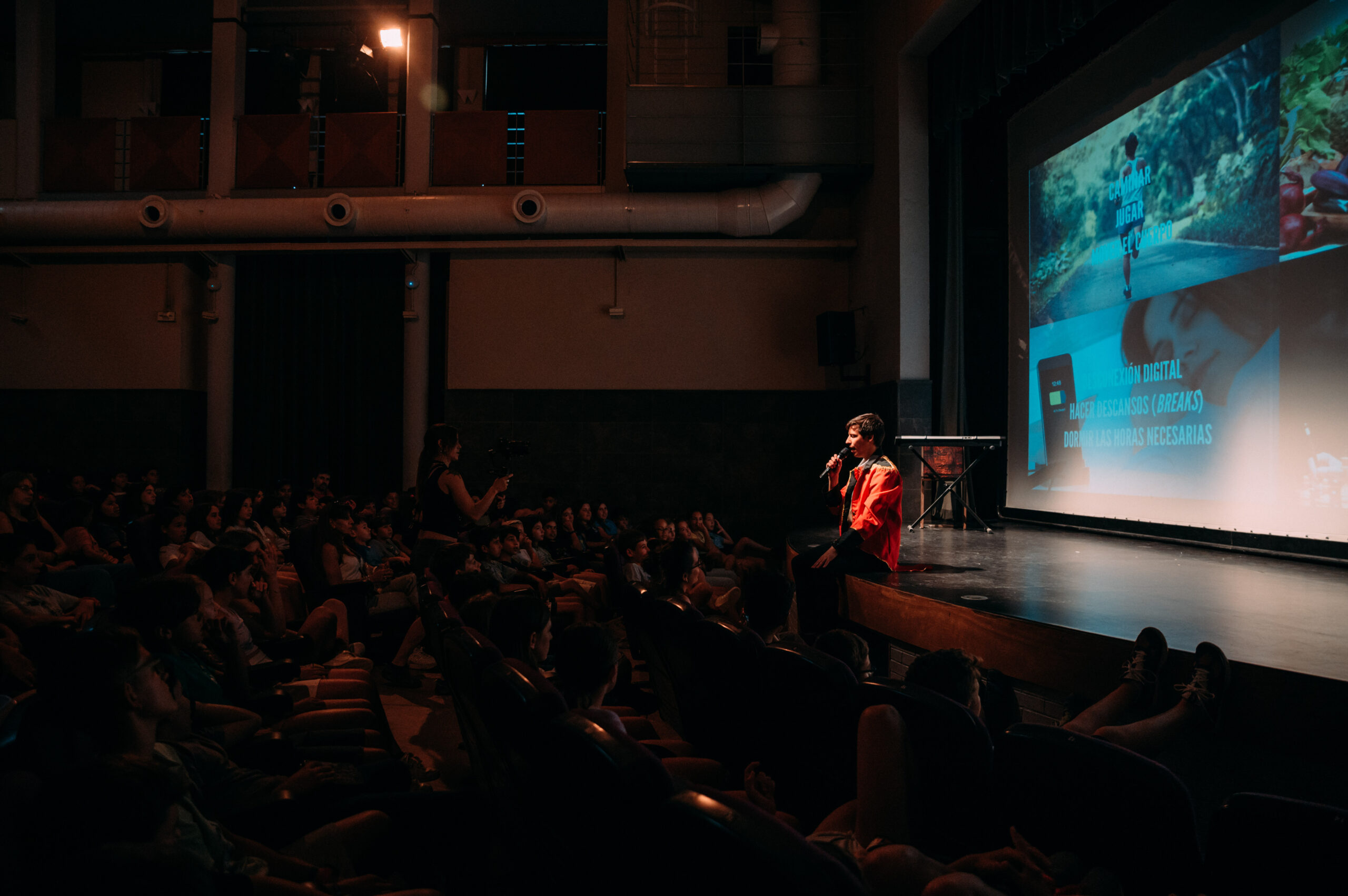 Público riendo y participando