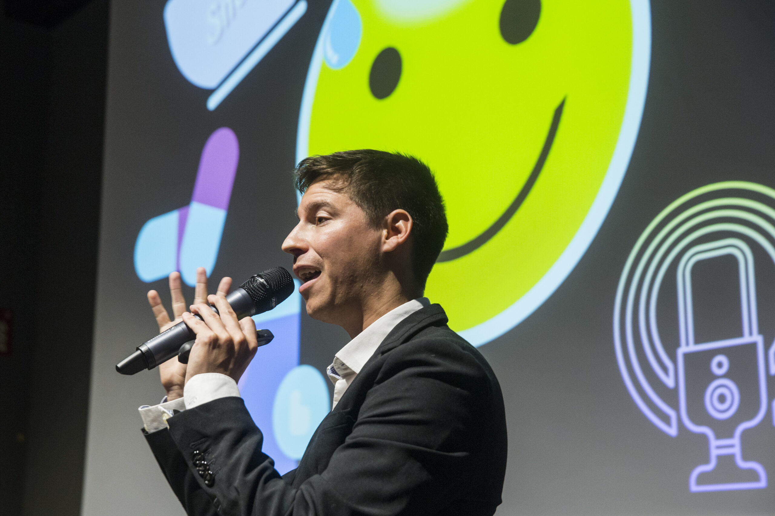 Alex Romaní en primer plano escenario