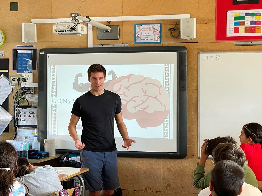 Alex impartiendo clase