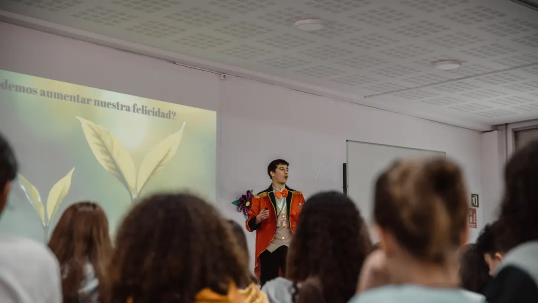 Aula llena durante una formación sobre bienestar laboral