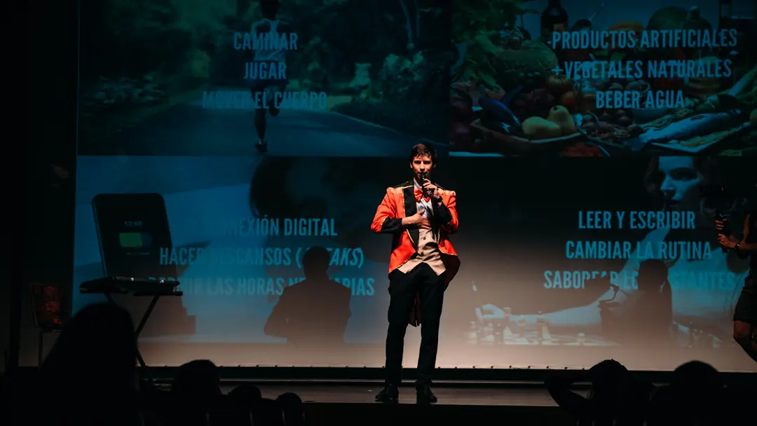Alex Romaní en una conferencia sobre hábitos y bienestar en el trabajo