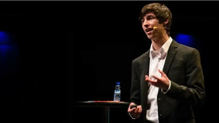 Alex Romaní sobre el escenario ante una audiencia