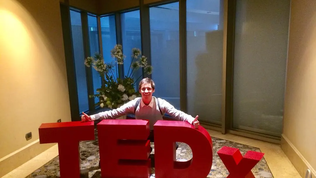 Alex Romaní interviniendo en un escenario TEDx