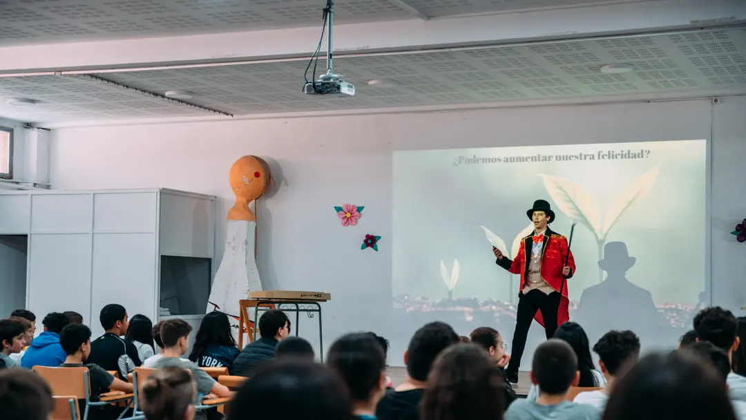 Equipo participando en una sesión práctica de liderazgo