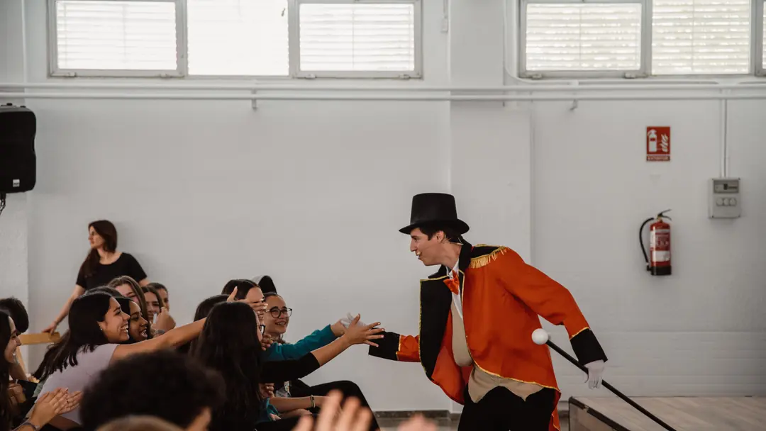 Dinámica participativa con un grupo en un aula