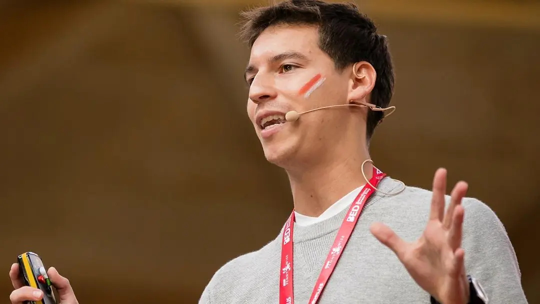 Alex Romaní hablando ante público sobre adaptación al cambio
