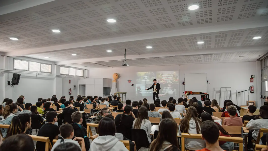 Auditorio lleno con la plantilla de una organización