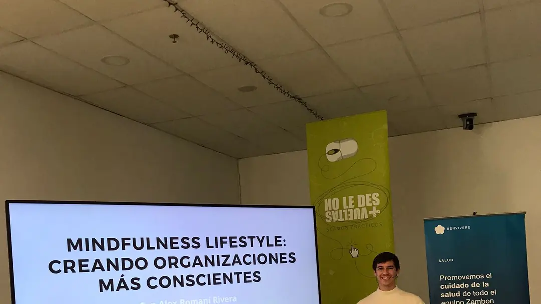 Sesión sobre salud psicosocial en las oficinas de una empresa