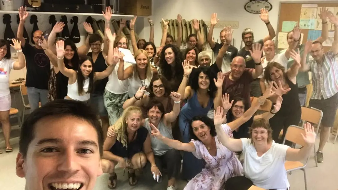 Grupo de participantes levantando la mano en una sesión