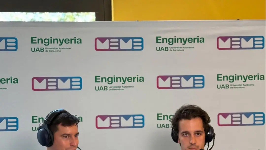 Dos profesionales conversando con micrófonos en un plató