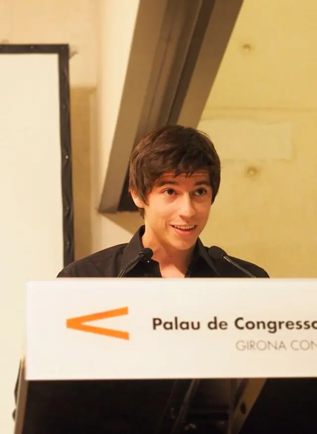 Alex Romaní como speaker en un evento