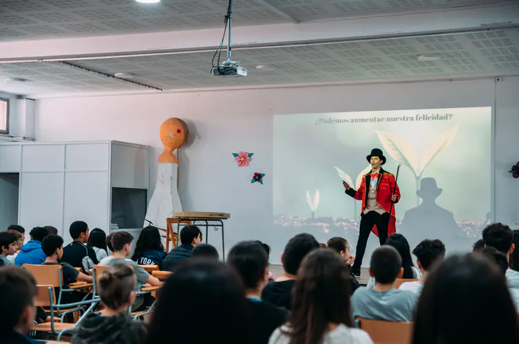 Alex Romaní en un taller con alumnos