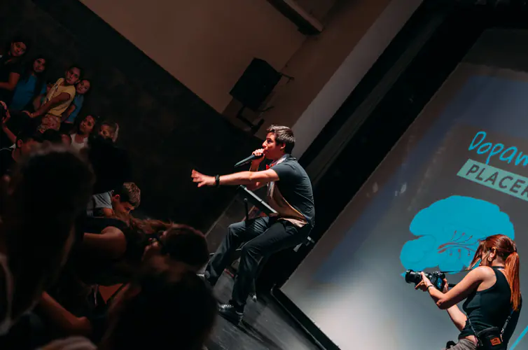 Alex Romaní presentando un acto