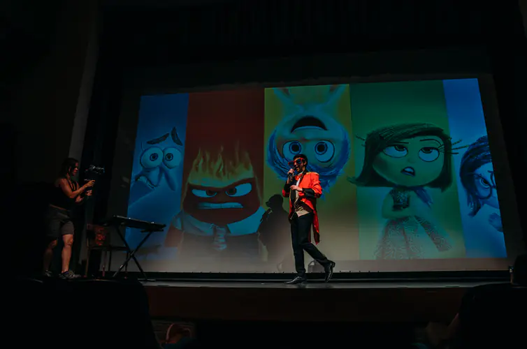 Alex Romaní presentando un acto