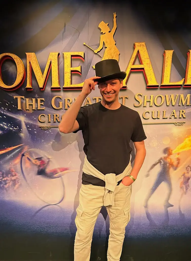 Alex Romaní como speaker en un evento