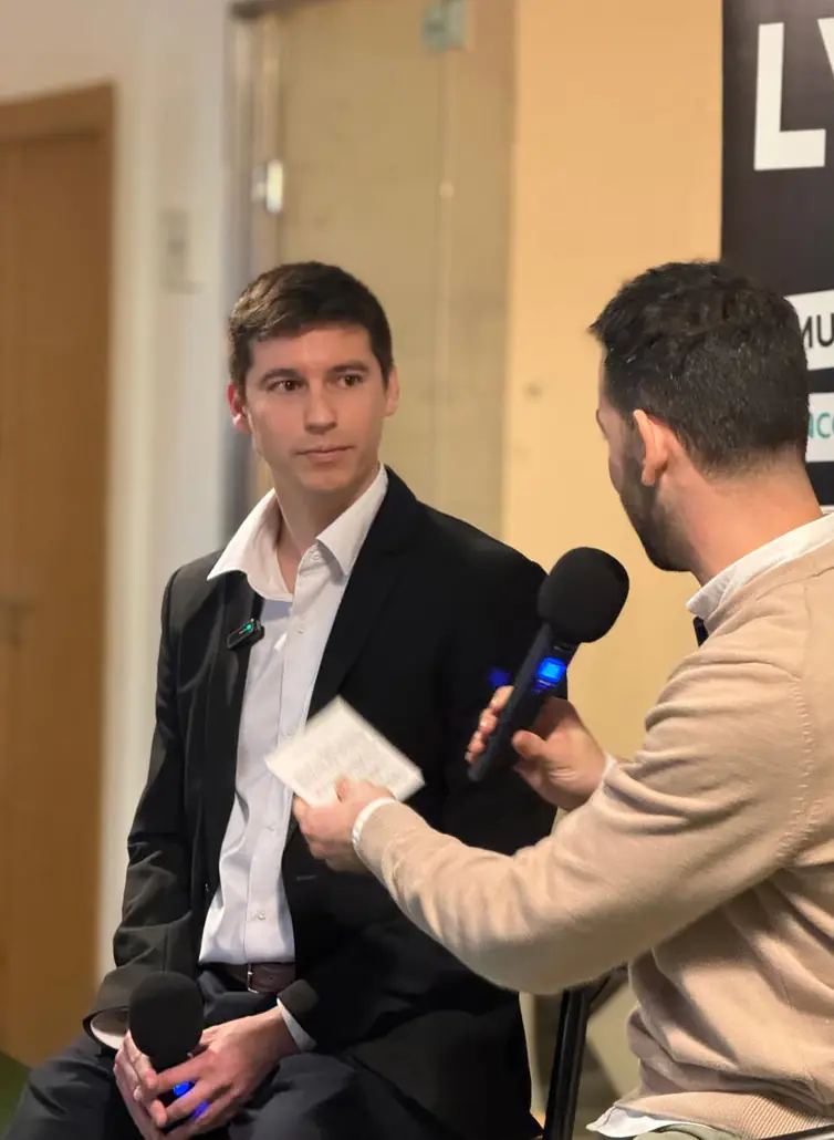 Alex Romaní como speaker en un evento