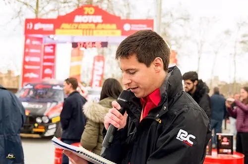 Alex Romaní presentando un acto