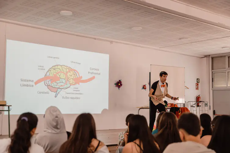 Alex Romaní en un taller con alumnos