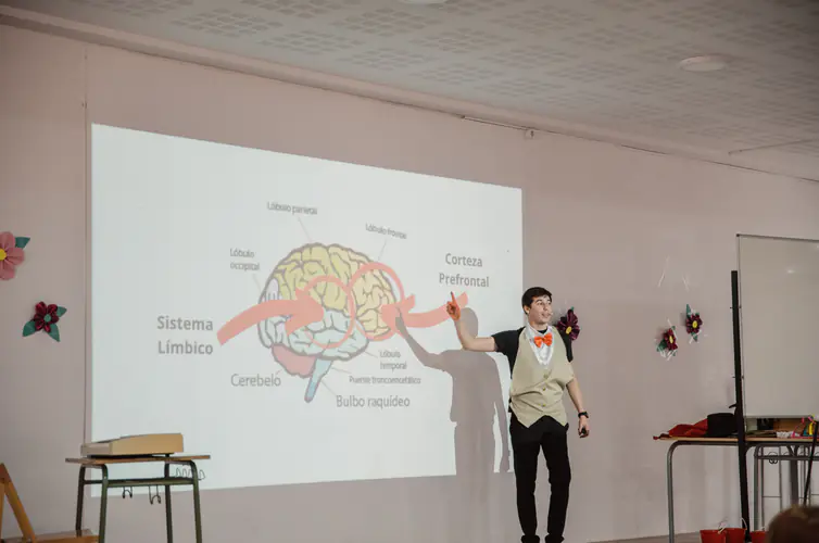 Alex Romaní dando clase