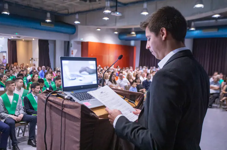 Alex Romaní durante una conferencia