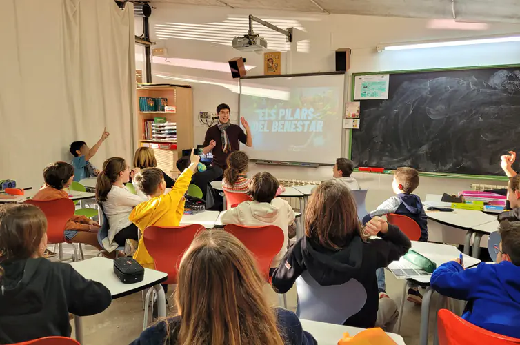 Alex Romaní en un taller con alumnos