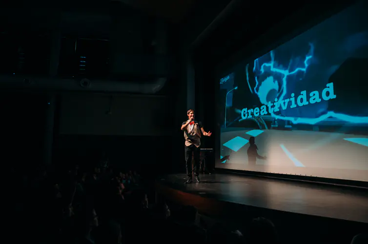 Alex Romaní como speaker en un evento