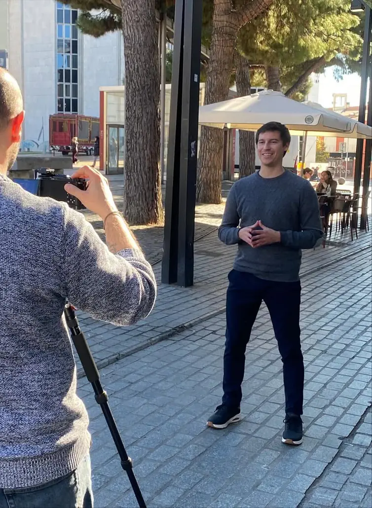 Alex Romaní hablando ante el público