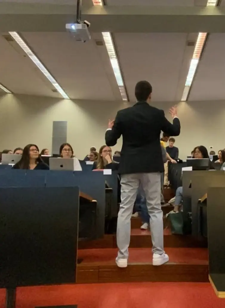 Alex Romaní en un taller con alumnos