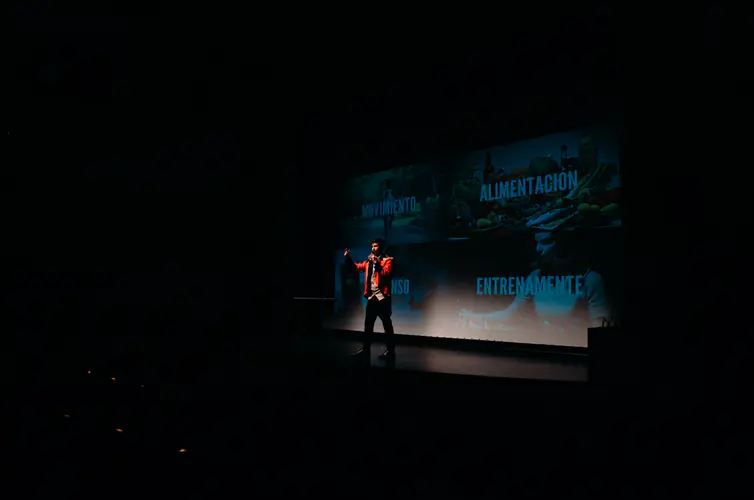 Alex Romaní hablando ante el público