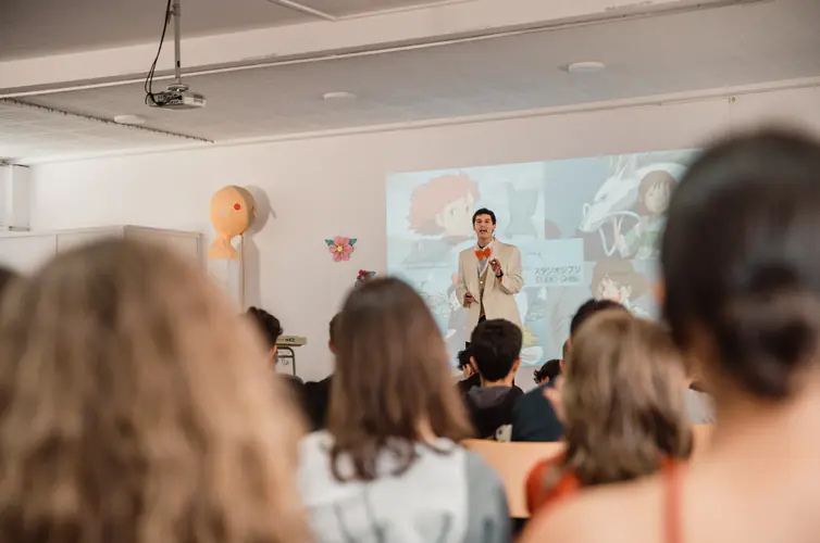 Alex Romaní en un taller con alumnos