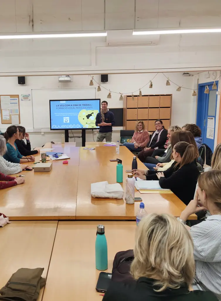 Alex Romaní en un taller con alumnos