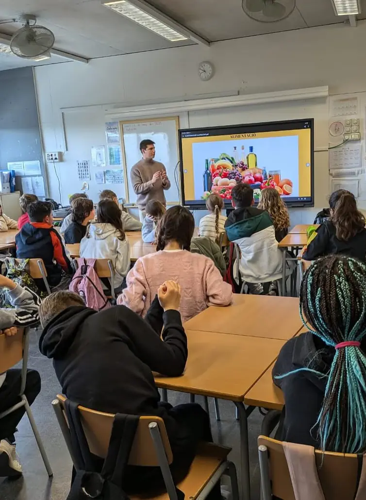 Alex Romaní en un taller con alumnos