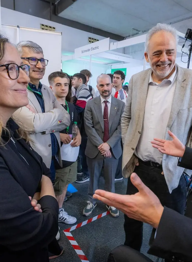 Alex Romaní como speaker en un evento
