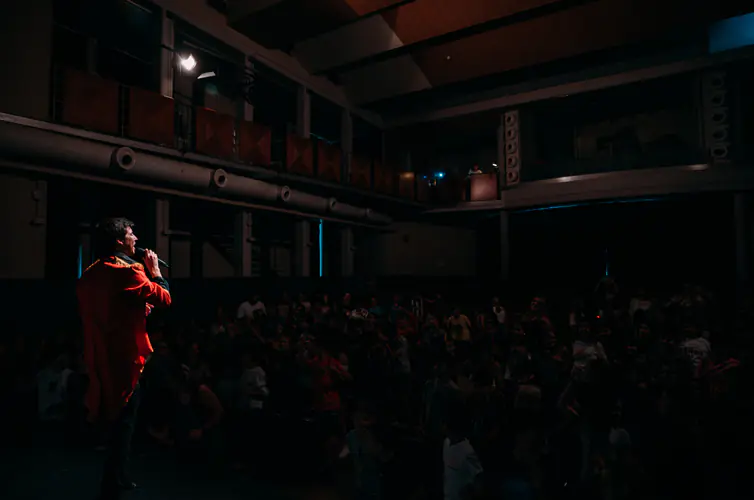 Alex Romaní hablando ante el público