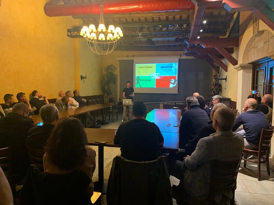 Alex en entorno de oficina